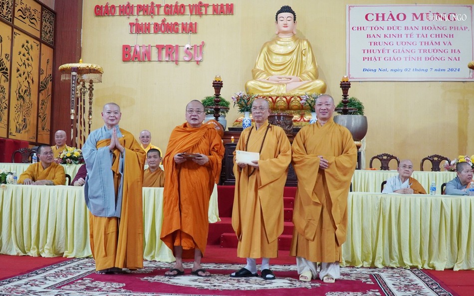 Đoàn trao cúng dường đến trường hạ tại Đồng Nai