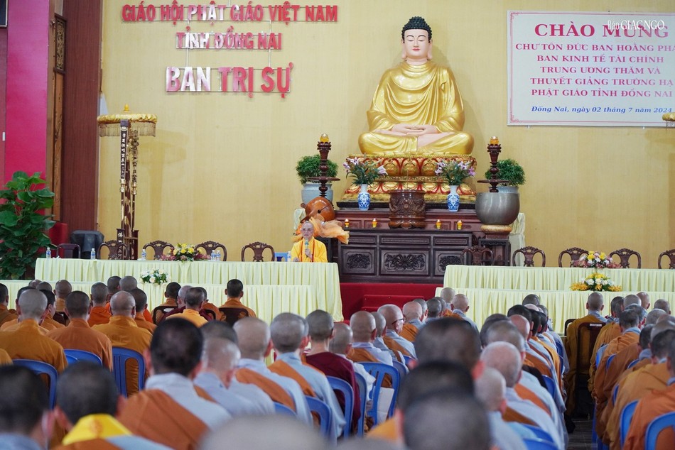 Đoàn Ban Hoằng pháp và Ban Kinh tế - Tài chính T.Ư đã có chuyến đi 7 ngày để thăm, cúng dường trường hạ tại các tỉnh miền Đông, Tây Nam Bộ