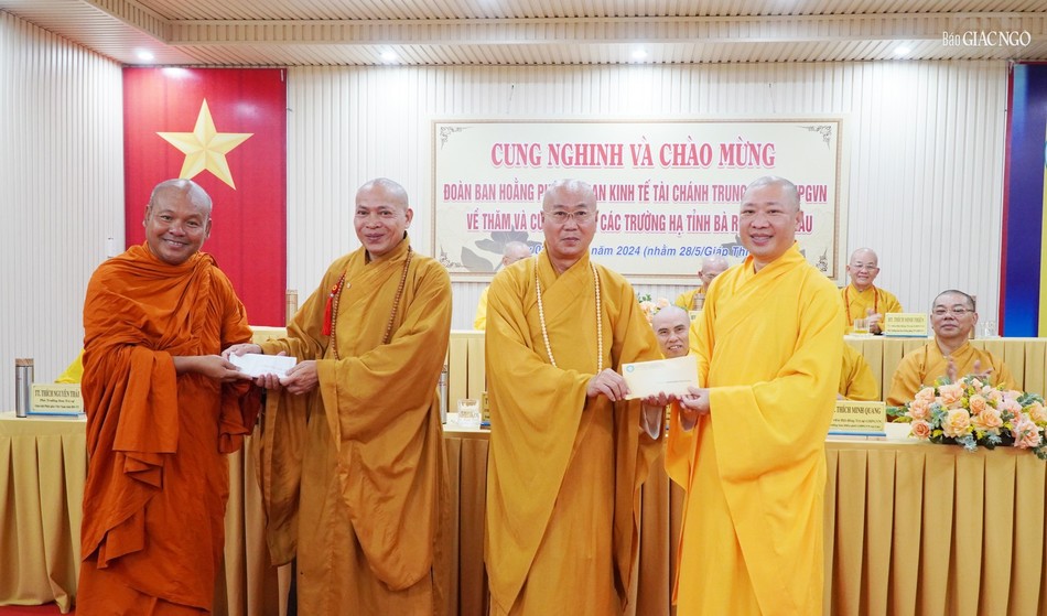 Ban Hoằng pháp T.Ư, Ban Kinh tế - Tài chính T.Ư trao cúng dường tịnh tài đến trường hạ tại Bà Rịa - Vũng Tàu Ban Hoằng pháp T.Ư, Ban Kinh tế - Tài chính T.Ư trao cúng dường tịnh tài đến trường hạ tại Bà Rịa - Vũng Tàu