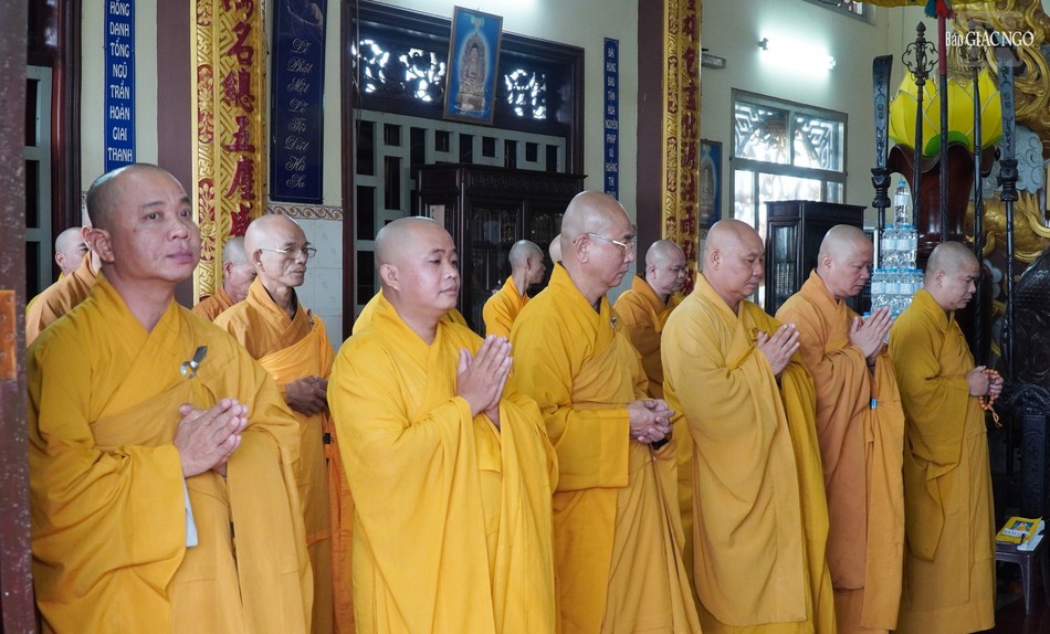 Chư Tăng tham dự lễ Bố-tát