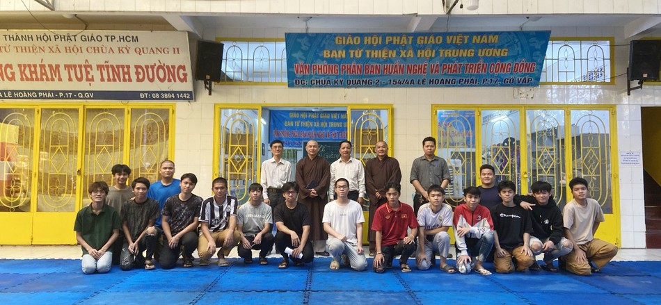 Có 15 học viên là các em được giáo dưỡng tại cơ sở và người dân ở khu phố tham gia lớp học Có 15 học viên là các em được giáo dưỡng tại cơ sở và người dân ở khu phố tham gia lớp học