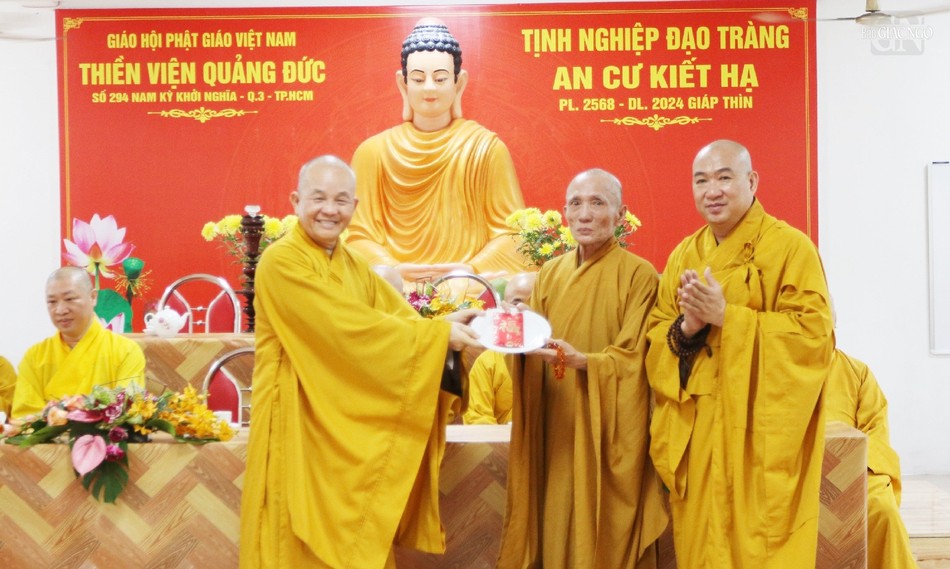 Ban Hoằng pháp T.Ư trao cúng dường trường hạ thiền viện Quảng Đức Ban Hoằng pháp T.Ư trao cúng dường trường hạ thiền viện Quảng Đức