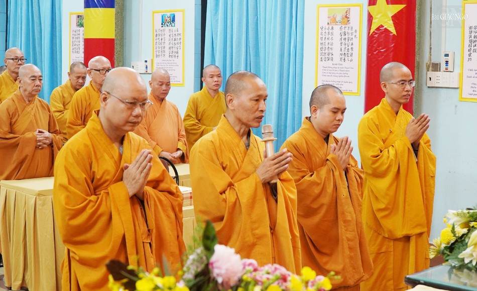 Thượng tọa Thích Minh Quang phát biểu tri ân