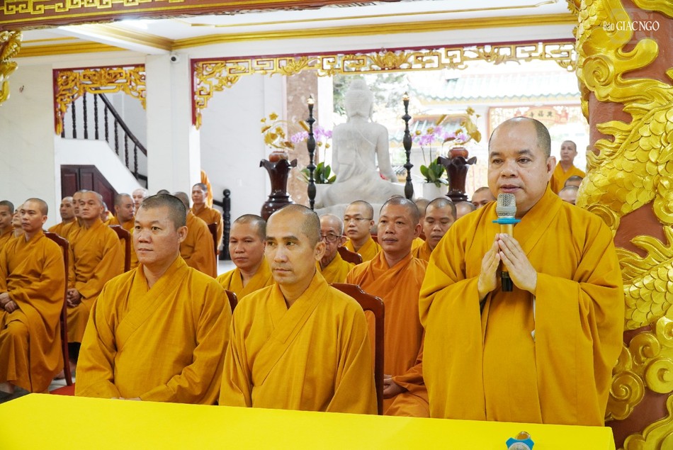 Thượng tọa Thích Thiện Tài báo cáo về an cư trường hạ Hưng Phước