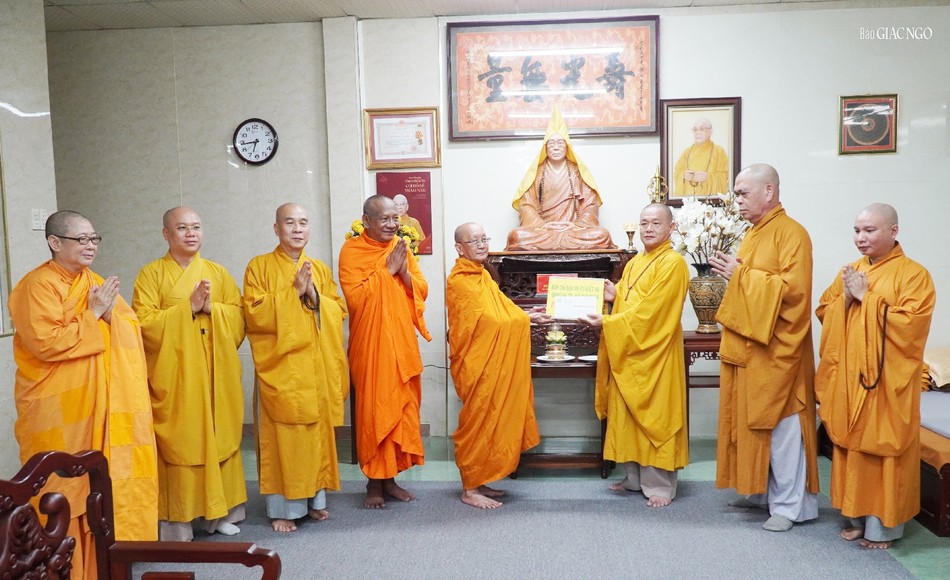 Trao cúng dường trường hạ chùa Xá Lợi