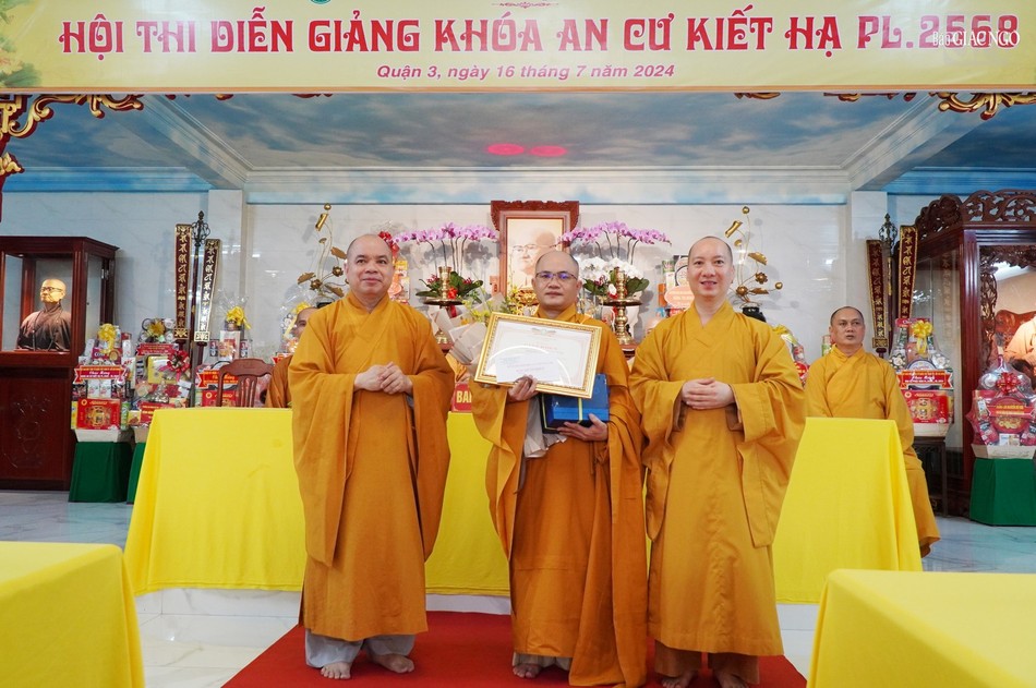 Thượng tọa Thích Thiện Tài và Đại đức Thích Nguyên Các trao giải khuyến khích đến Đại đức Thích Thiên Khánh