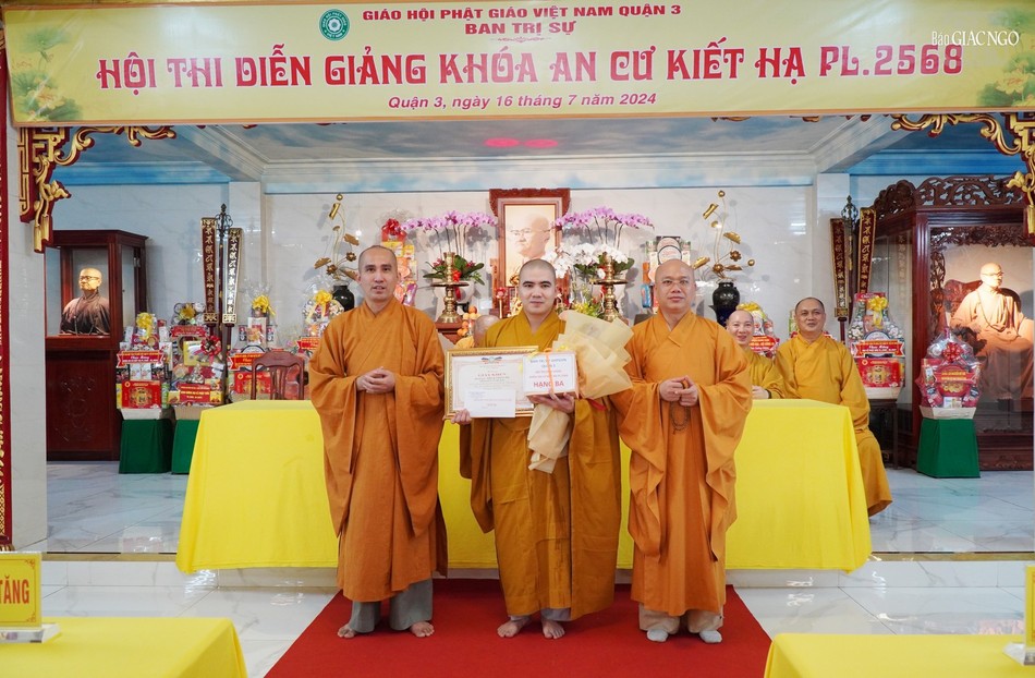 Thượng tọa Thích Minh Trí và Đại đức Thích Trí Đức trao giải ba đến Đại đức Thích Thông Độ
