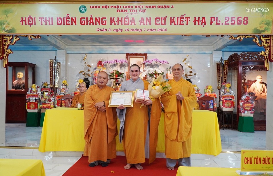 Thượng tọa Thích Trung Nguyện và Thượng tọa Thích Thiện Chơn trao giải nhì đến Sa-di Thích Trung Nguyện
