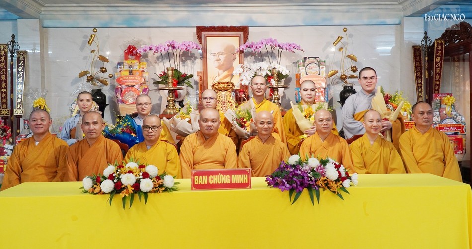 Thí sinh dự thi diễn giảng lưu niệm cùng chư tôn đức