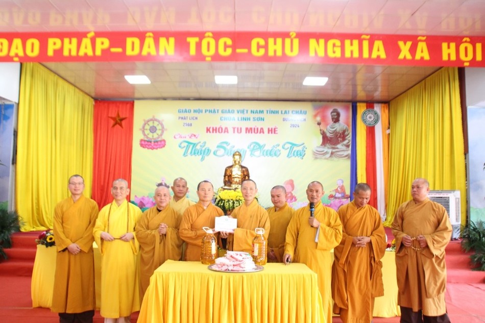 Đoàn trao cúng dường tại trường chùa Linh Sơn (tỉnh Lai Châu)