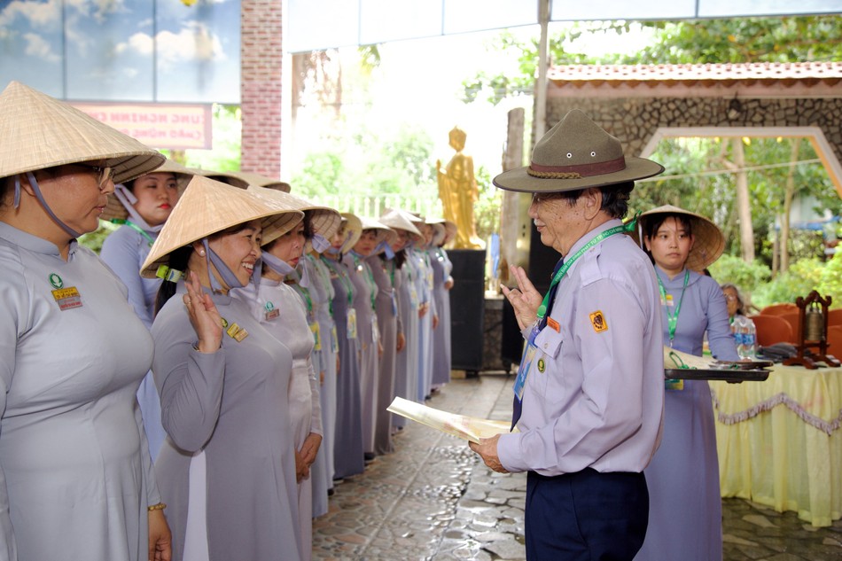 Huynh trưởng Thị Cư trao quyết định công cử nhân sự Ban Quản trại Tâm Chánh XI đến Huynh trưởng Diệu Nhã Huynh trưởng Thị Cư trao quyết định công cử nhân sự Ban Quản trại Tâm Chánh XI đến Huynh trưởng Diệu Nhã