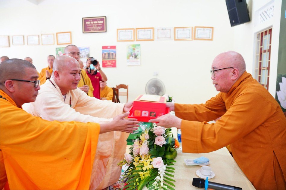 Thượng tọa Thích Đồng Ngộ, Phó ban Thường trực Ban Kinh tế - Tài chính T.Ư dâng cúng dường trường hạ đến tỉnh Quảng Trị đến Hòa thượng Thích Thiện Tấn - Ảnh: Ban TT-TT tỉnh Quảng Trị