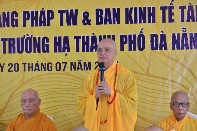 Hòa thượng Thích Huệ Phước, Phó Thường trực Ban Hoằng pháp T.Ư, trưởng đoàn phát biểu tại buổi thăm hành giả an cư tại TP.Đà Nẵng - Ảnh: Châu Nghĩa