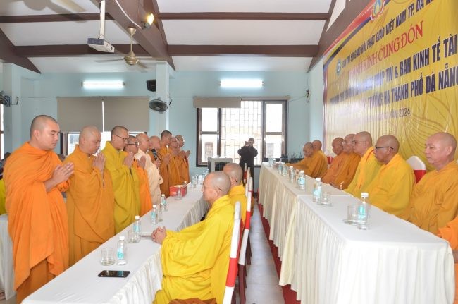 Tác bạch cúng dường - Ảnh: Châu Nghĩa