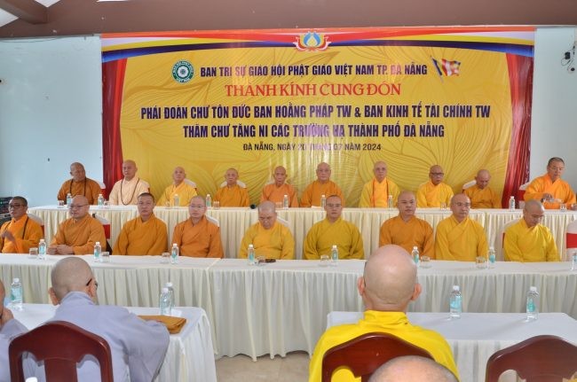 Đón tiếp đoàn tại chùa Phổ Đà (Q.Hải Châu, TP.Đà Nẵng) sáng 20-7, có Trưởng lão Hòa thượng Thích Huệ Thường, Trưởng lão Hòa thượng Thích Trí Viên, đồng Thành viên Hội đồng Chứng minh, Chứng minh Ban Trị sự GHPGVN TP.Đà Nẵng; Ban Thường trực Ban Trị sự GHPGVN tỉnh, Tăng Ni hành giả an cư - Ảnh: Châu Nghĩa