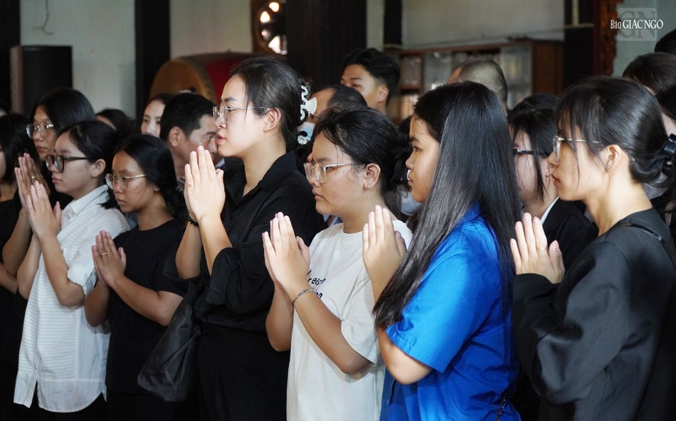 Người dân TP.HCM đến chùa Vĩnh Nghiêm tưởng niệm, bày tỏ lòng kính tiếc đối với Tổng Bí thư Nguyễn Phú Trọng