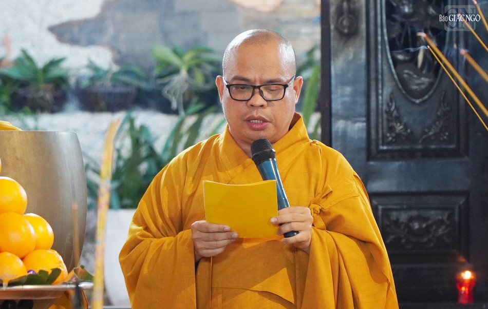 Đại đức Thích Thiện Châu đọc lời tưởng niệm của Ban Trị sự GHPGVN Q.3