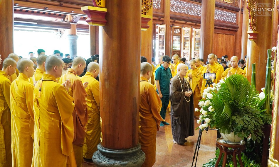 Trang nghiêm khóa lễ