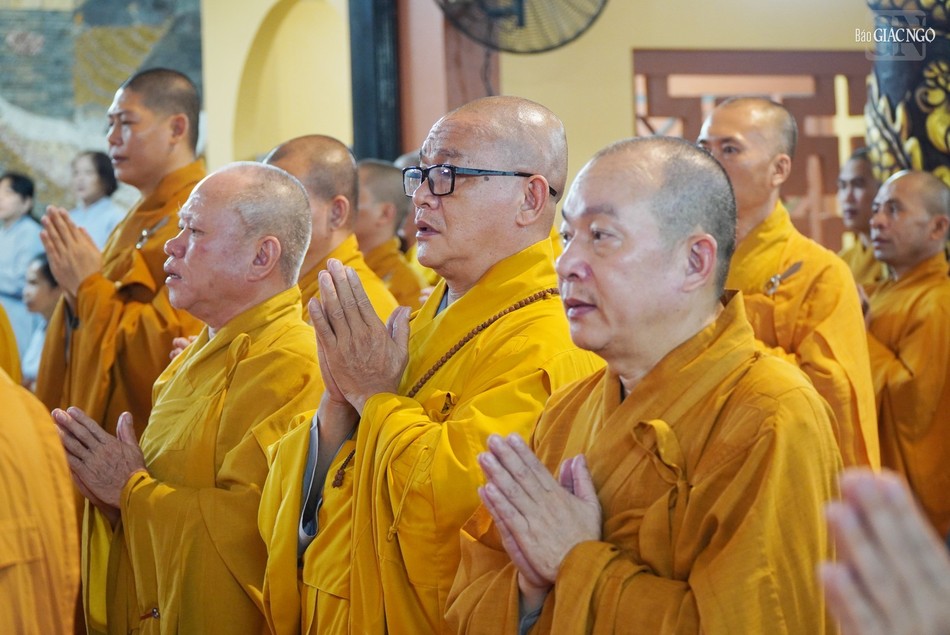 Thượng tọa Thích Thiện Bửu, Trưởng ban Trị sự GHPGVN Q.3 cùng chư Tăng quận trong khóa lễ tưởng niệm Tổng Bí thư Nguyễn Phú Trọng