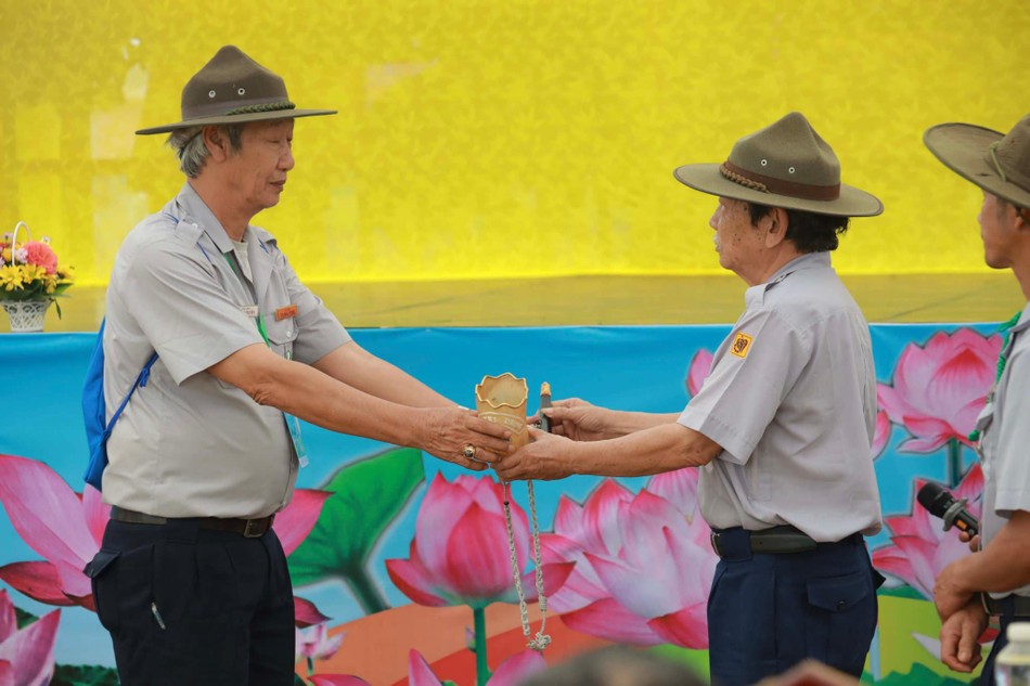 Huynh trưởng Thị Cư trao còi lênh đến Trưởng khối sinh hoạt Thị Vân - Lê Văn Tuyển Huynh trưởng Thị Cư trao còi lênh đến Trưởng khối sinh hoạt Thị Vân - Lê Văn Tuyển