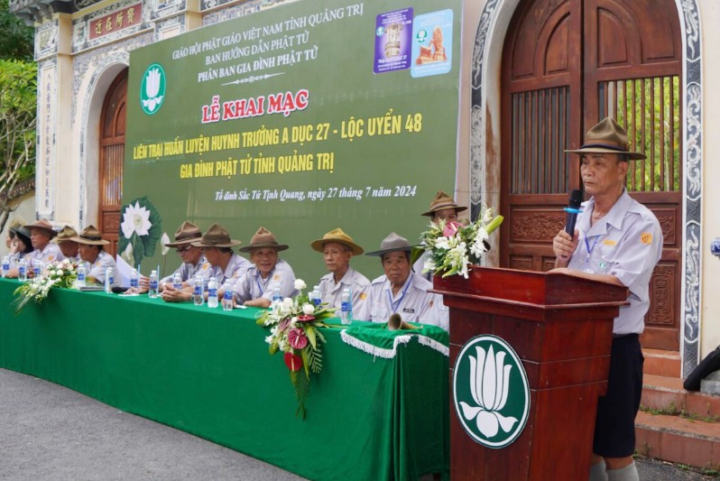 Huynh trưởng Tâm Ninh - Hoàng Công Hiền phát biểu tại lễ khai mạc trại