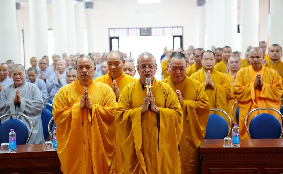 Hòa thượng Thích Quảng Hà, Phó Chủ tịch Hội đồng Trị sự, Trưởng ban Trị sự GHPGVN tỉnh Nam Định, ngôi Đường chủ hạ trường cùng chư tôn đức tiếp đoàn - Ảnh: Diệu Tường