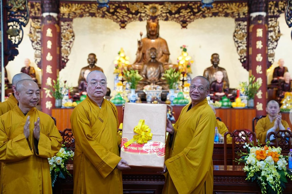 Trưởng lão Hòa thượng Thích Thanh Nhiễu trao cúng dường đến trường hạ tỉnh Nam Định - Ảnh: Diệu Tường