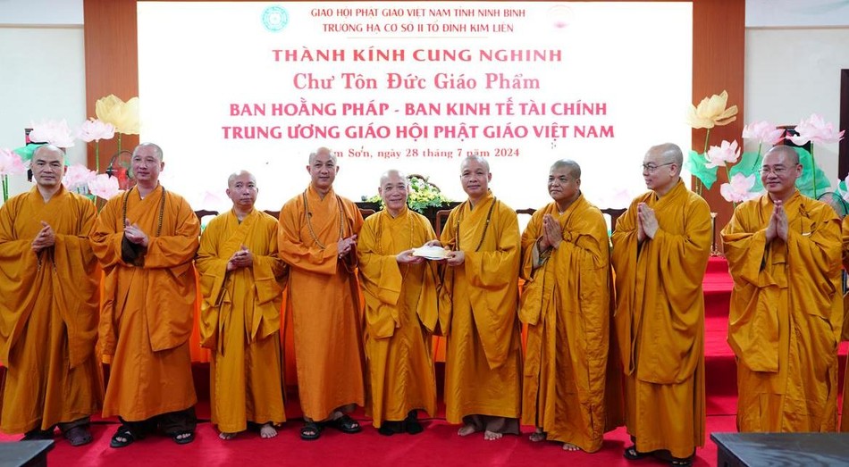 Hòa thượng Thích Bảo Nghiêm trao cúng dường đến trường hạ tại tỉnh Ninh Bình - Ảnh: Diệu Tường