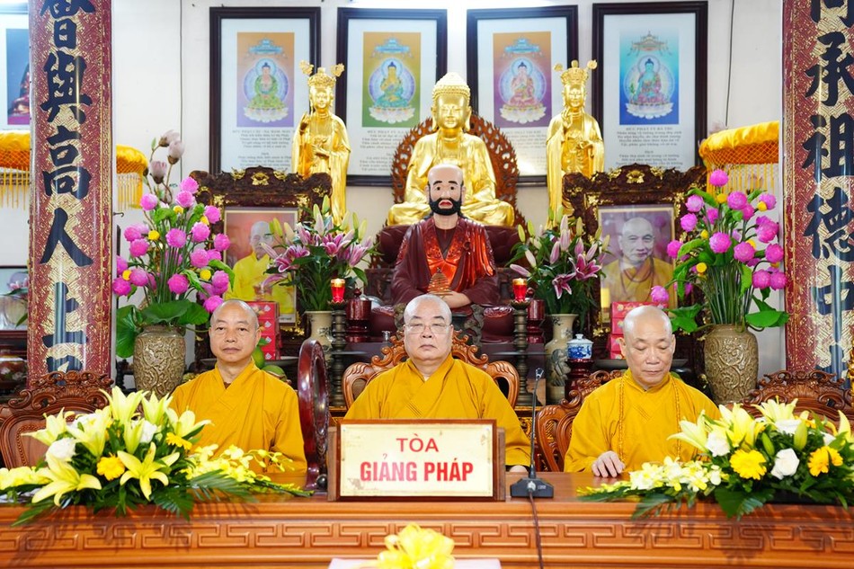 Trưởng lão Hòa thượng Thích Thanh Nhiễu, Ủy viên Thường trực Hội đồng Chứng minh, Phó Chủ tịch Thường trực Hội đồng Trị sự, cùng đoàn chư tôn đức Ban Hoằng pháp T.Ư và Ban Kinh tế - Tài chính T.Ư thăm, cúng dường trường hạ tỉnh Hải Dương - Ảnh: Diệu Tường