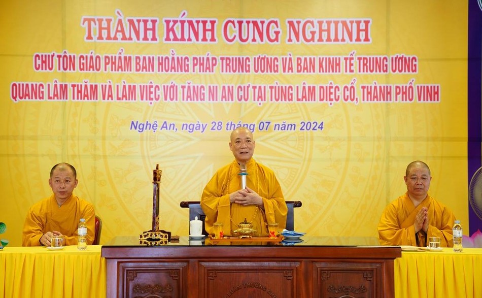 Hòa thượng Thích Bảo Nghiêm đã có đôi lời động viên, sách tấn hành giả an cư cần tinh tiến tu tập, trưởng dưỡng đạo tâm, trau dồi tam vô lậu học - Ảnh: Diệu Tường