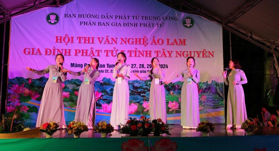 Duyên dáng áo dài lam - Ảnh: TT trại Lục Hòa III