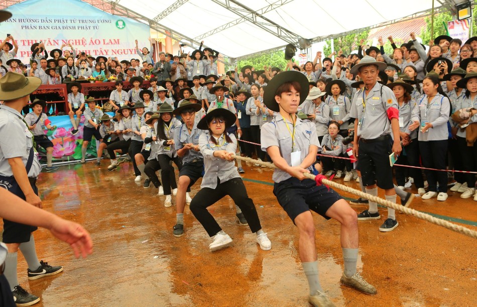 Mỗi đội thi kéo co gồm có 5 nam, 5 nữ - Ảnh: TT trại Lục Hòa III