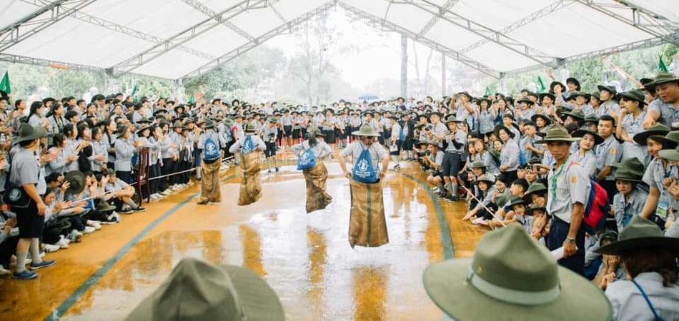 Tinh thần anh chị em áo Lam vẫn rất nhiệt huyết dù trời mưa - Ảnh: TT trại Lục Hòa III