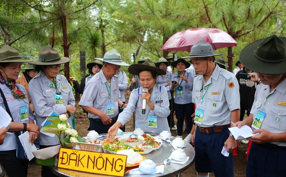 Thuyết trình về ý nghĩa của mâm cỗ - Ảnh: TT trại Lục Hòa III