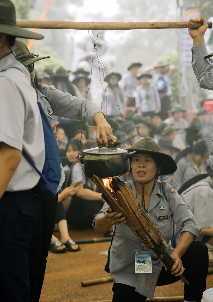 Nấu cơm &quot;đặc biệt&quot; - Ảnh: TT trại Lục Hòa III