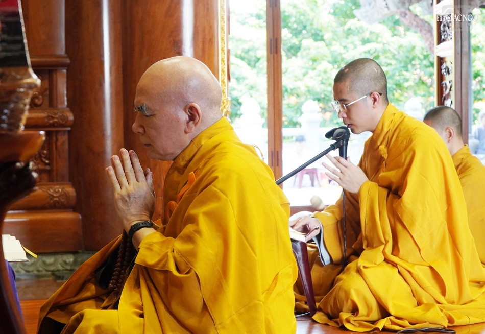 Khóa lễ tại Phật điện tu viện Vĩnh Nghiêm Khóa lễ tại Phật điện tu viện Vĩnh Nghiêm