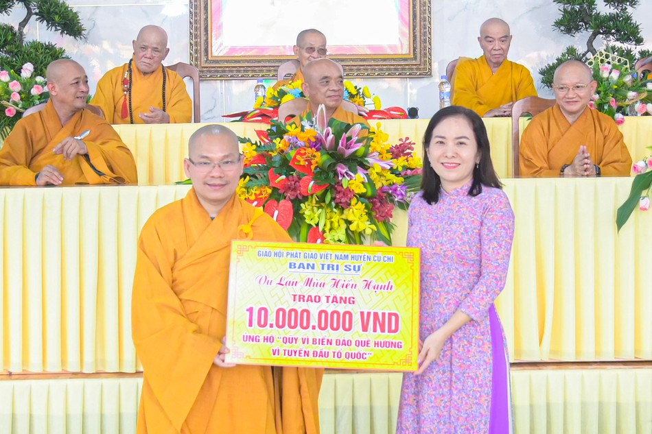 Đại đức Thích Thiện Tâm, Phó Thường trực Ban Trị sự GHPGVN huyện trao 10 triệu đồng ủng hộ quỹ "Vì Biển đảo quê hương - Vì tuyến đầu Tổ quốc" Đại đức Thích Thiện Tâm, Phó Thường trực Ban Trị sự GHPGVN huyện trao 10 triệu đồng ủng hộ quỹ "Vì Biển đảo quê hương - Vì tuyến đầu Tổ quốc"