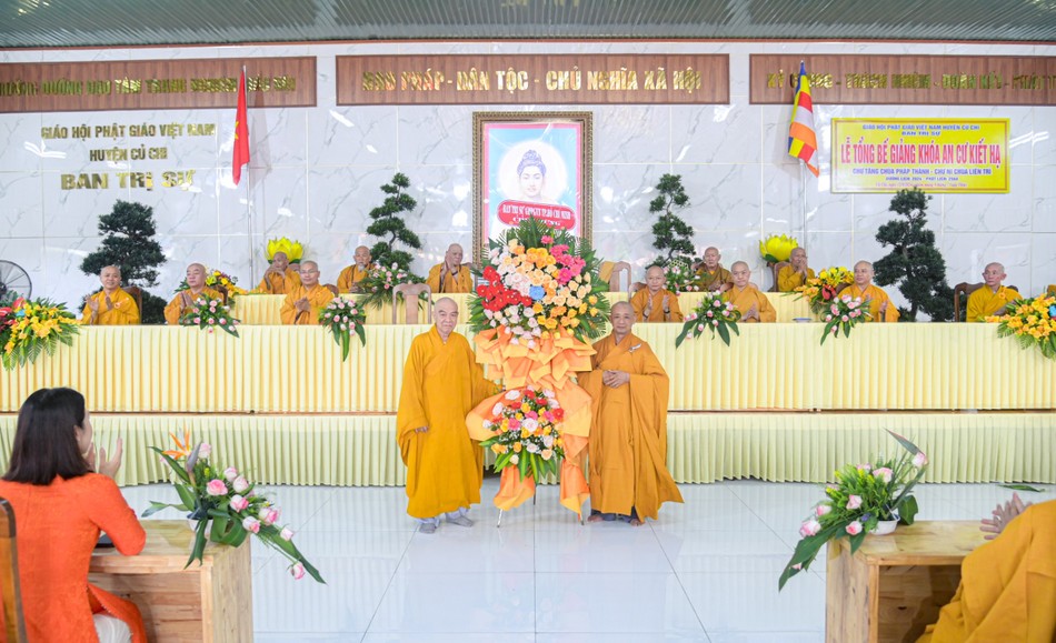 Hòa thượng Thích Nhật Hỷ trao lẵng hoa chúc mừng của Phật giáo TP.HCM Hòa thượng Thích Nhật Hỷ trao lẵng hoa chúc mừng của Phật giáo TP.HCM