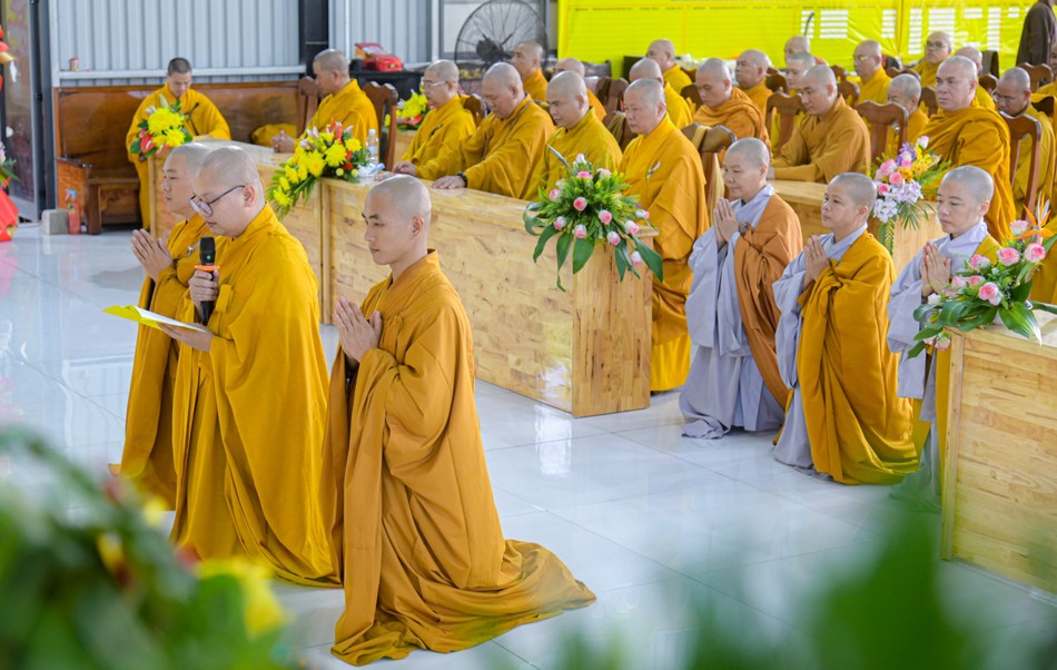 Đại diện hành giả an cư tại H.Củ Chi dâng lời tri ân Đại diện hành giả an cư tại H.Củ Chi dâng lời tri ân