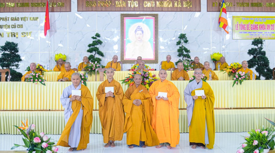 Ban Tổ chức trao các phần thưởng khích lệ tinh thần đến hành giả an cư Ban Tổ chức trao các phần thưởng khích lệ tinh thần đến hành giả an cư