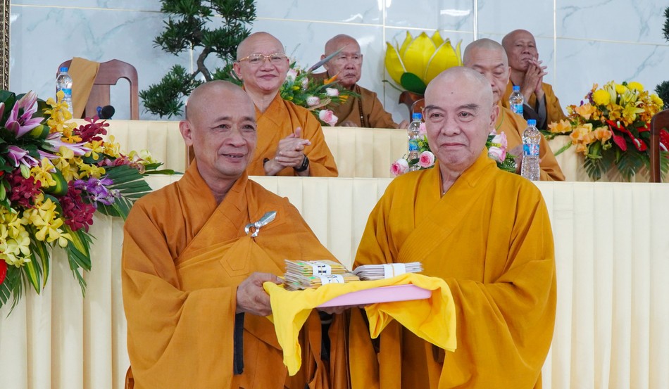 Hòa thượng Thích Nhật Hỷ trao sổ hạ đến Thượng tọa Thích An Thường Hòa thượng Thích Nhật Hỷ trao sổ hạ đến Thượng tọa Thích An Thường