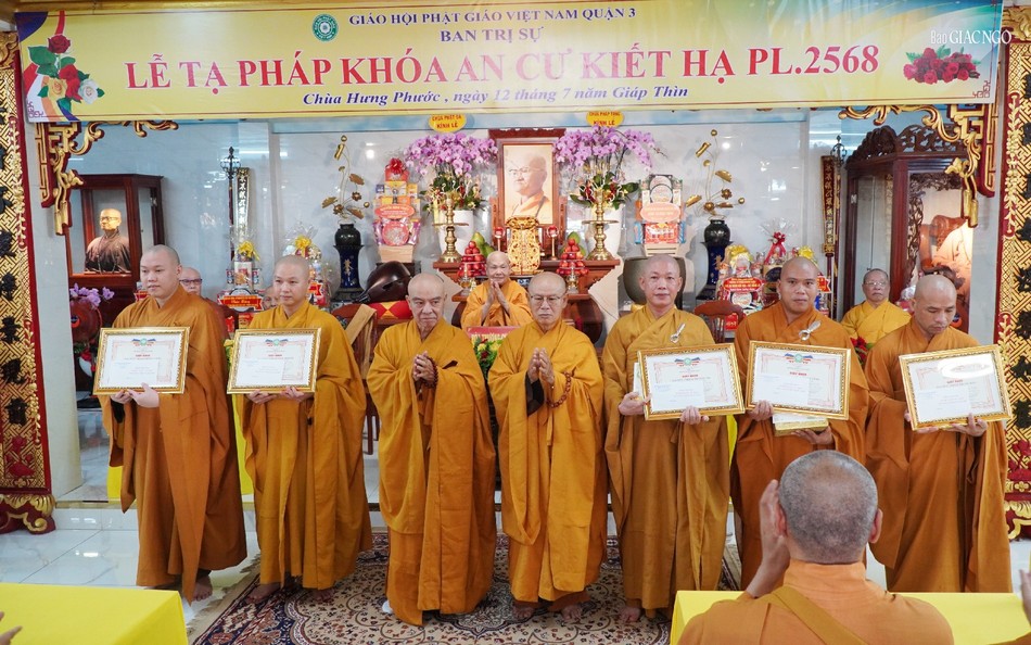 Chư tôn đức trao thưởng đến hành giả an cư tại chùa Hưng Phước