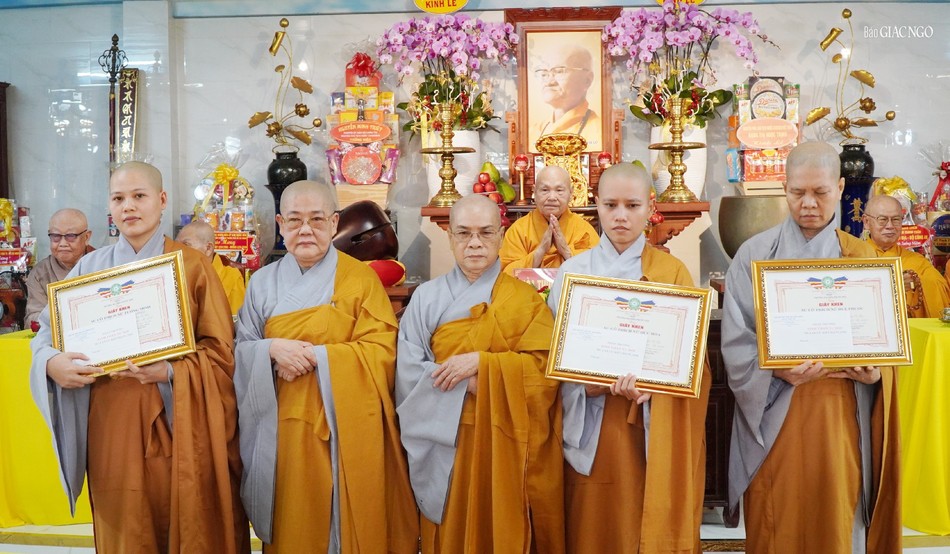 Chư Ni trao thưởng đến hành giả an cư tại trường hạ Phước Hòa