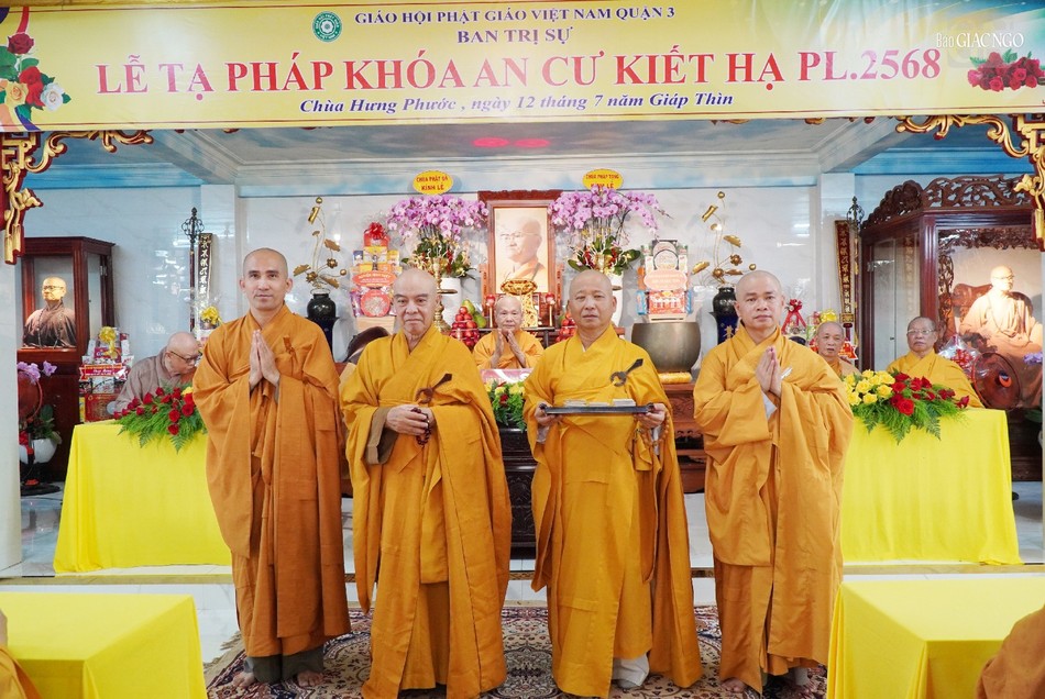 Hòa thượng Thích Nhựt Hỷ trao chứng nhận an cư đến Tăng Ni trên địa bàn Q.3