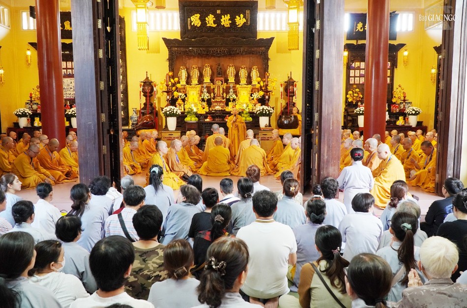 Trưởng lão Hòa thượng Thích Như Tín công nhận thêm một tuổi đạo cao quý đến chư hành giả và thay mặt chư Tăng thọ nhận cúng dường mùa Vu lan - Báo hiếu của Phật tử