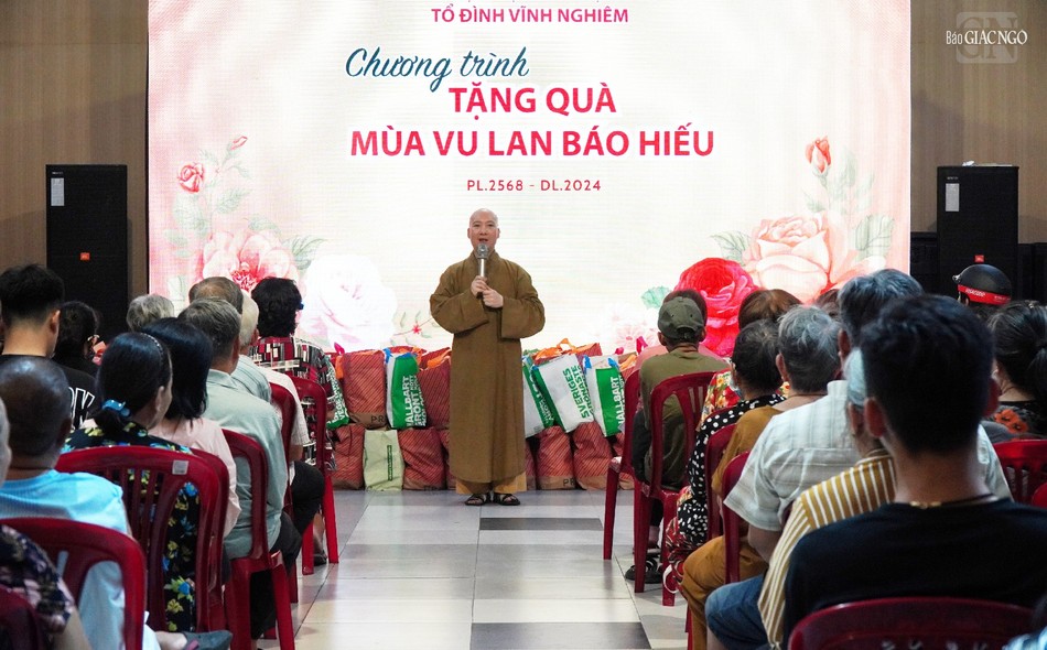 Đại đức Thích Nguyên Các phát biểu thăm hỏi đến bà con Đại đức Thích Nguyên Các phát biểu thăm hỏi đến bà con