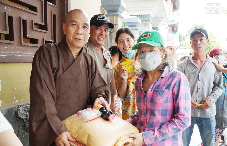 Thượng tọa Thích Quảng Chơn trao quà đến người dân Thượng tọa Thích Quảng Chơn trao quà đến người dân