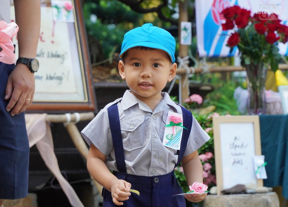 Mình là sự tiếp nối của cha, mình là sự tiếp nối của mẹ. Và mình mang mẹ, mang cha đi về tương lai. Phải biết mỉm cười cho mẹ, thở cho cha và bước đi cho cả hai