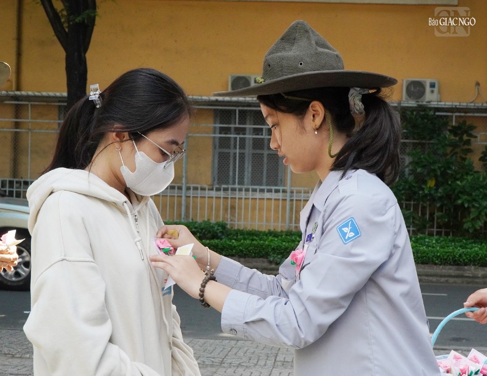 Viết xong thiền sư gửi cho các vị đệ tử trong đoàn sinh viên Phật tử Sài Gòn, đọc xong họ rất cảm động nên quyết định đem chia sẻ cho mọi người. Họ bàn nhau chép tay ba trăm bản làm quà tặng cho những bạn bè trong các phân khoa Đại học Sài Gòn. Mỗi bản chép tay đều có gắn thêm một chiếc hoa màu hồng cho người còn mẹ hoa màu trắng cho người mất mẹ