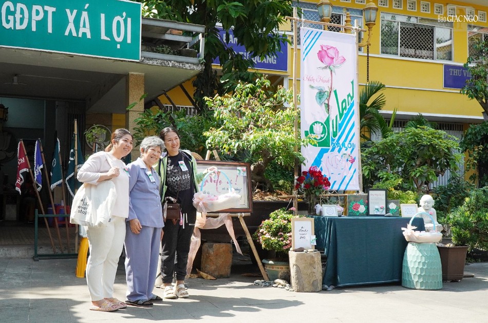 &quot;Nếu bạn được cài bông trắng, nên quán chiếu là cha hoặc mẹ vẫn còn còn trong bạn và có mặt trong từng tế bào của cơ thể bạn&quot;